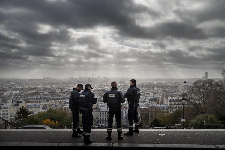 TERRORBEREDSKAB. Franske betjente ved Sacre Coeur-kirken på Montmartre i Paris. 