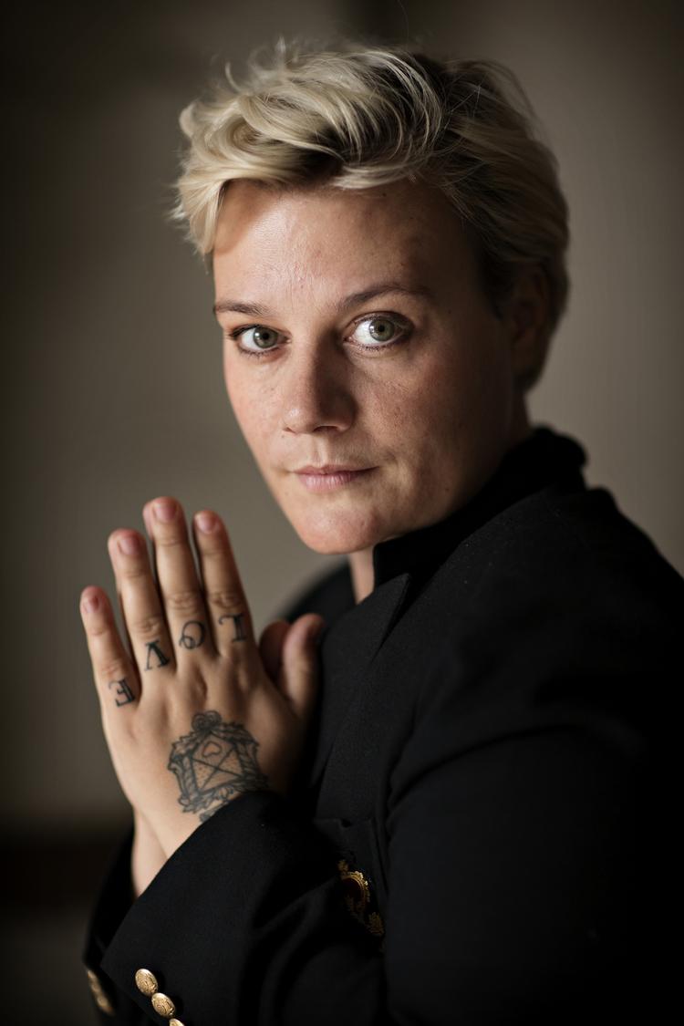 Erindringer. Maria Gerhards erindringsdigte artikulerer en utilpashed og også en utilpassethed ved hjælp af sportsmetaforer. 