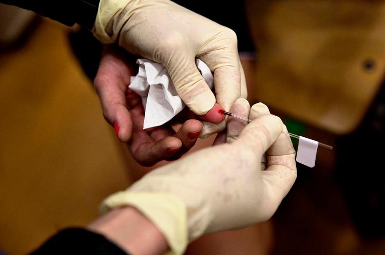 Kolesterol. Behandlingen af forhøjet kolesterol kan være medicinsk, men lægen vil ofte først anbefale livsstilsændringer 