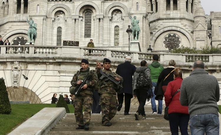 Bevogtning. Sikkerhedsstyrkerne er massivt til stede i Paris, her ved Sacre Coeur-kirken. 