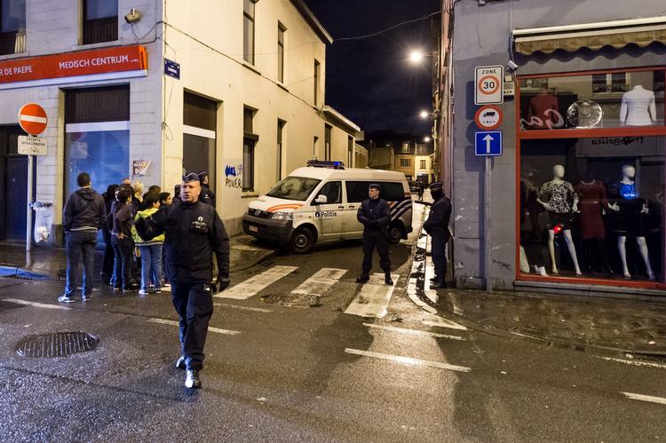 Belgien strammer lovgivningen mod terrorister voldsomt. Her er politiet ved at ransage et hus i den berygtede bydel Molenbeek i Bruxelles. 