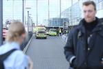Evakuering. Terminal 3 i Kastrup Lufthavn blev onsdag ruddet fuldstændig efter en bombealarm, der viste sig at være en joke. De to mænd bag joken blev torsdag fremstillet i grundlovsforhør. 