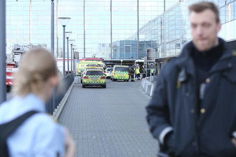 Evakuering. Terminal 3 i Kastrup Lufthavn blev onsdag ruddet fuldstændig efter en bombealarm, der viste sig at være en joke. De to mænd bag joken blev torsdag fremstillet i grundlovsforhør. 