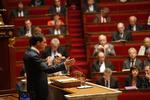 Terrordrøftelser. Den franske nationalforsamling har sagt god for, at undtagelsestilstanden forlænges. Her på talerstolen ses premierministeren Manuel Valls, der over for forsamlingen benyttede sin taletid til blandt andet at rose politiets indsats de seneste dage. 