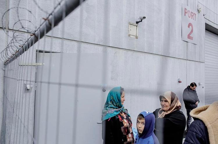 Venteposition. 850 asylansøgere ventede i går på at blive sendt videre fra kongrescenteret MalmöMässan i Malmø-forstaden Hyllie. Foto: Mads Nissen 