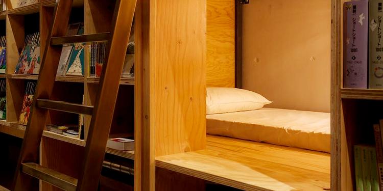 BOGPARADIS. Under opholdet på Book &amp; Bed kan gæsterne forlyste sig med et stort udvalg af litteratur. 