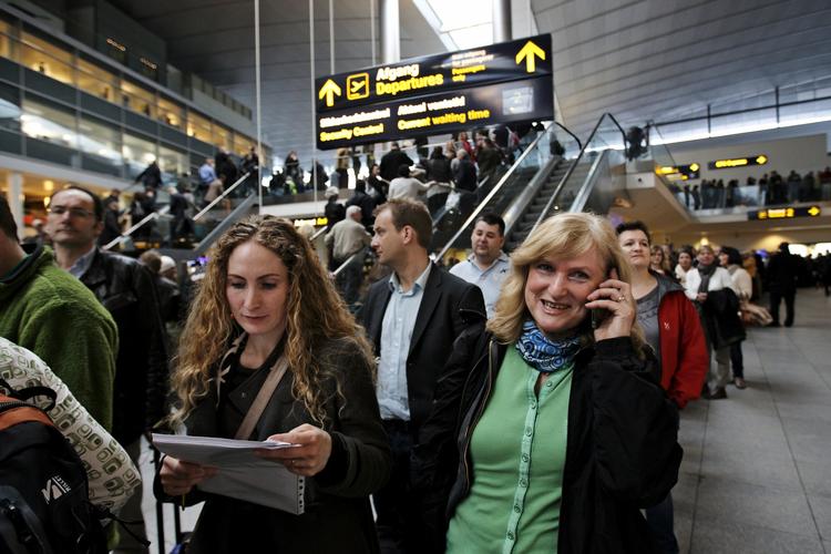 Terrortjek. Normalt sker det kun som stikprøver, men fremover skal alle - også EU-borgere - systematisk tjekkes i databaser, når de rejser ind i unionen. 