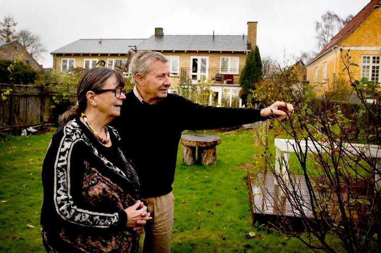 Tak for besparelsen. Men.. Birgitte og Kurt Havn glæder sig over at slippe for en højere grundskyld næste år - selv om besparelsen er begrænset i forhold til den samlede skat på parrets bolig, som sluger en stor del af deres pension. 