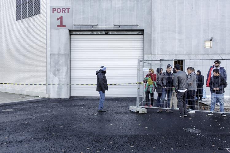 Kontrol. I Malmø har man gjort kongrescenteret Malmömässan i forstaden Hyllie til modtagecenter for de mange flygtninge, men kontrollen sætter ikke tydelige spor i Danmark. 