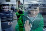 LÆNGSEL. Flere end 800 flygtninge og migranter må tålmodigt vente på, at Migrationsverket henter dem fra Malmömässan. Med pigtråd på den ene side af bygningen og ulåste glasdøre på den anden forsøger politiet efter bedste evne at holde på dem. 