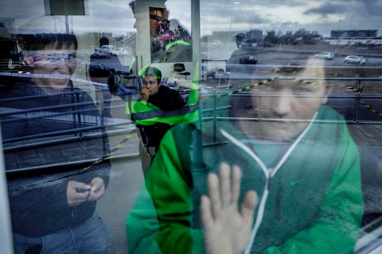 LÆNGSEL. Flere end 800 flygtninge og migranter må tålmodigt vente på, at Migrationsverket henter dem fra Malmömässan. Med pigtråd på den ene side af bygningen og ulåste glasdøre på den anden forsøger politiet efter bedste evne at holde på dem. 