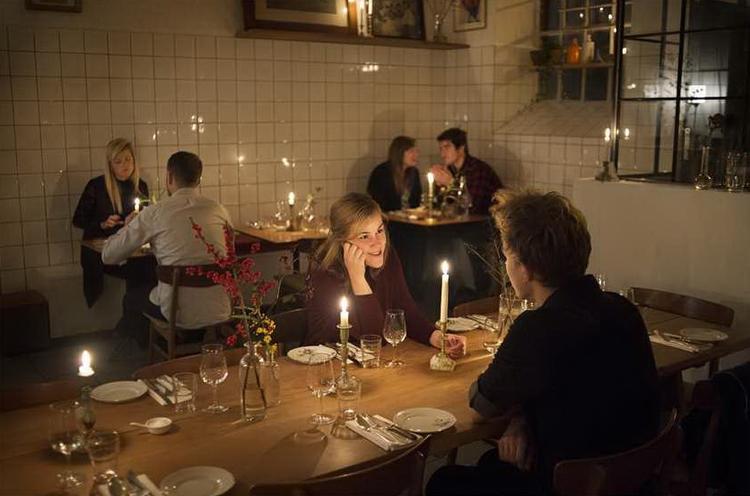 Helvhemmelig. Godt gemt væk i den mindre kendte Grå Kødby skaber Spisehuset med sit ikke-sissionerende fokus på økologi og biodynamik god humør hos gæsterne. 