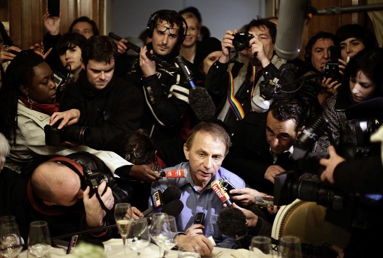 Franske politikere til venstre og højre har forsømt varetage deres fremmeste opgave: At beskytte befolkningen. Derfor, mener forfatteren Michel Houellebecq, må magten overdrages folket selv og beslutninger træffes ved folkeafstemninger. 