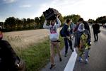 Asylansøgere. Sverige opfordrer nu Danmark til at indføre grænsekontrol. Men vil det føre til flere eller færre asylansøgere i Danmark? Det er der stor uenighed om blandt regeringen og Dansk Folkeparti. Herover ses en gruppe flygtninge nord for Rødby, som er på vej mod Sverige. (Arkivfoto) 