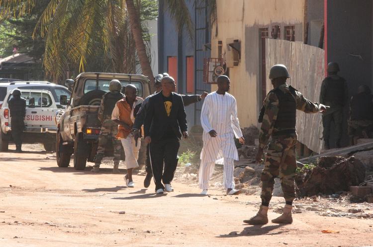 BEFRIET.  Maliske specialstyrker hjælper gidsler ud af Radisson-hotellet i Malis hovedstad Bamako. Foto: 