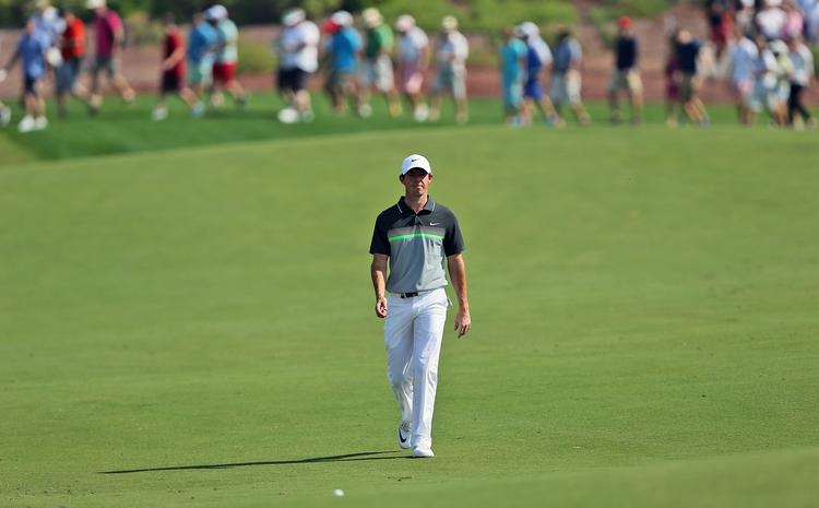 FØRENDE. Halvvejs gennem sæsonfinalen forsvarer Rory McIlroy sin samlede føring. 