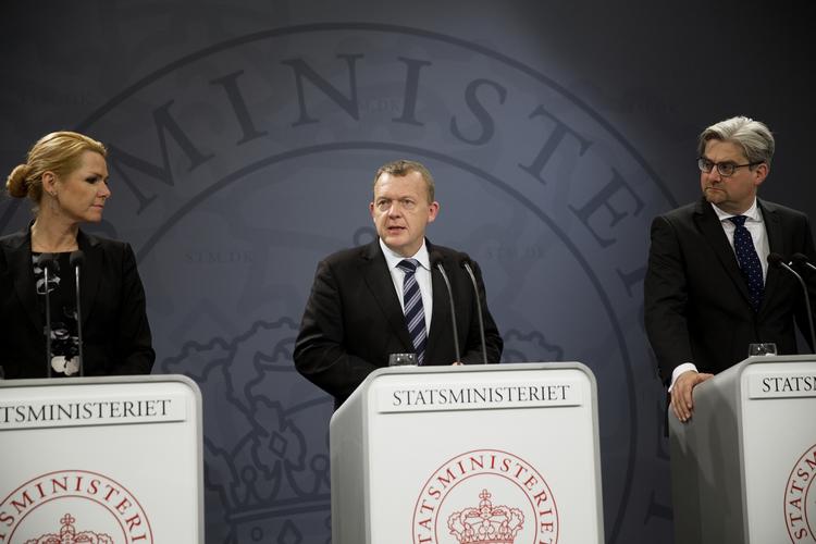 Pressemøde. 13. november - for blot en uge siden i dag - kunne regeringen præsentere en stor pakke af stramninger på asylområdet. På pressemødet var statsminister Lars Løkke Rasmussen, justitsminister Søren Pind og integrations- og udlændingeminister Inger Støjberg, alle fra Venstre. 