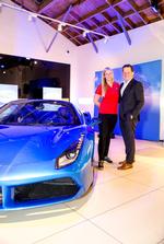 Skifte. Christina Nielsen sammen med sin nye chef Giacomo Mattioli. Danskeren skal næste år køre en Ferrari. 