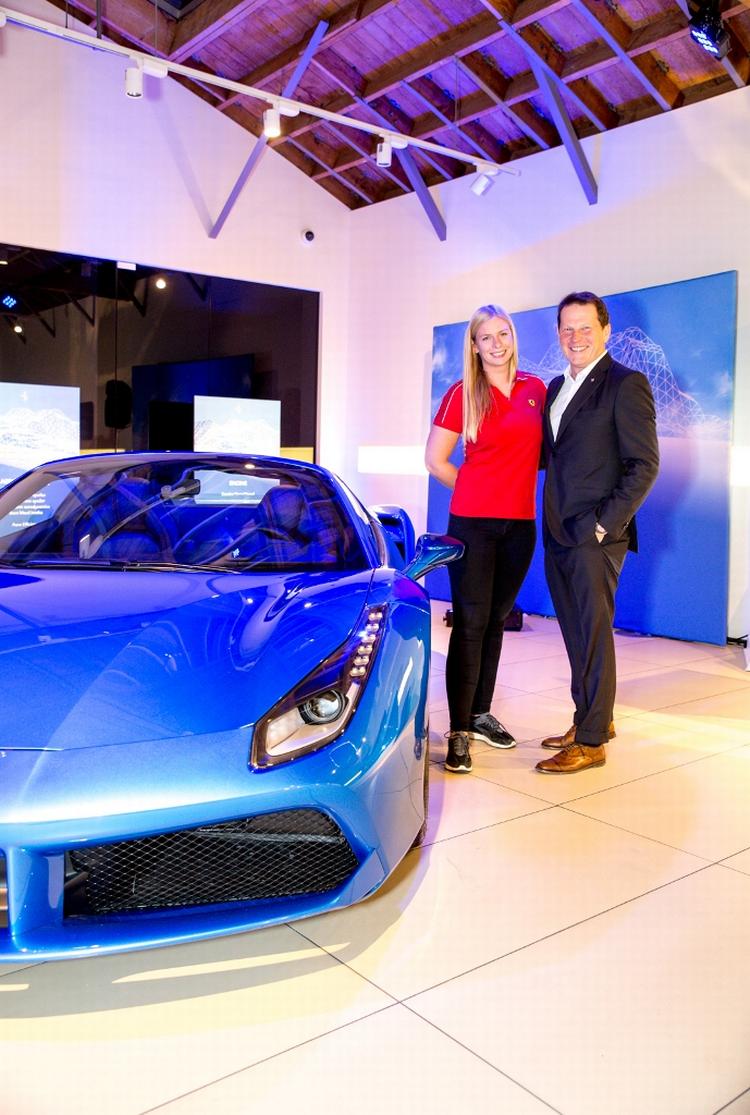 Skifte. Christina Nielsen sammen med sin nye chef Giacomo Mattioli. Danskeren skal næste år køre en Ferrari. 