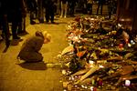 Paris. En kvinde i sorg ved restaurant 'Le Carillon'. Terroren bliver synliggjort og vinder dermed kampen om at blive set, men så længe medierne dækker alle aspekter uden censur, kan vi ikke tabe krigen. 