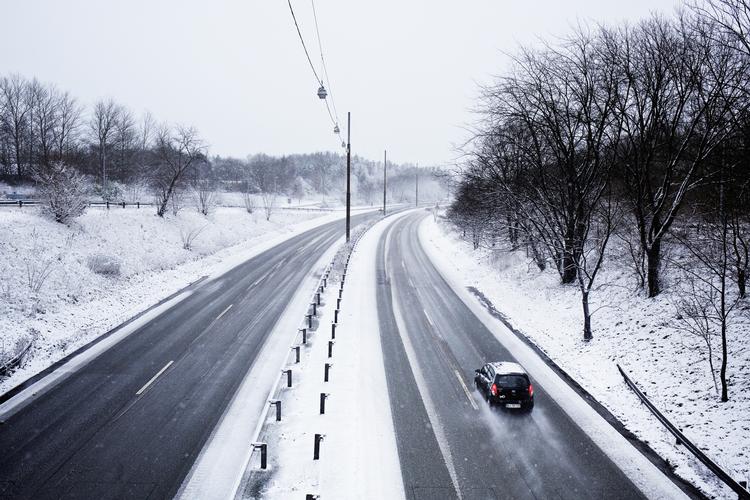 SNEBYGER. I weekenden kommer der til at falde op mod 20 centimeter sne på Sjælland, varsler DMI. »Husk vinterdæk, da det kan blive som brun sæbe at køre rundt i«, lyder det fra vagthavende ved DMI. 