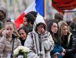 Sorg. Franskmænd reagerer på terrorangrebet i Paris. Om netop reaktionen på krig og terror har den amerikanske forsker Judith Butler skrevet en tankevækkende bog. 
