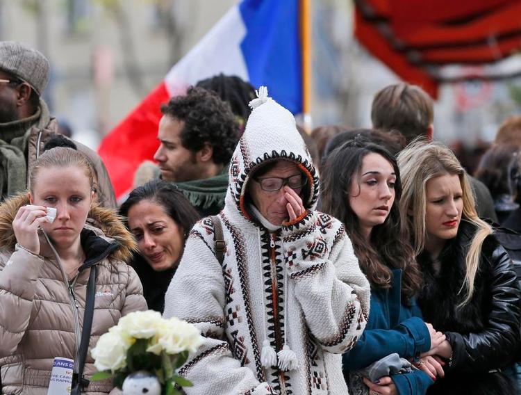 Sorg. Franskmænd reagerer på terrorangrebet i Paris. Om netop reaktionen på krig og terror har den amerikanske forsker Judith Butler skrevet en tankevækkende bog. 