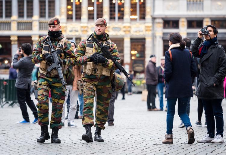 Terror. Soldater fra den belgiske hær patruljerer i centrum af Bruxelles, efter at landet igen har hævet beredskabet. 