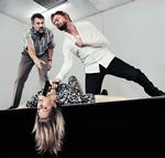 Skuddrama. Jens Jørn Spottag, Mikkel Mortensen og Rikke Lylloff i syriske Ibrahim Amirs æresdrab-komedie. 