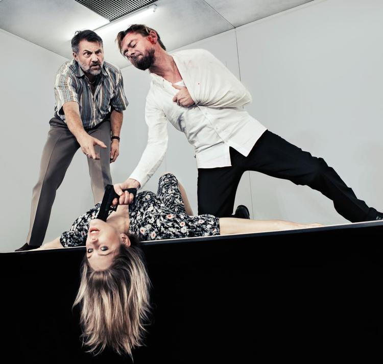 Skuddrama. Jens Jørn Spottag, Mikkel Mortensen og Rikke Lylloff i syriske Ibrahim Amirs æresdrab-komedie. 