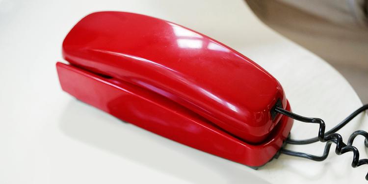Telefonisk. Flere forbrugere holder stadig fast i den pålidelige - men også dyre - fastnettelefon. 