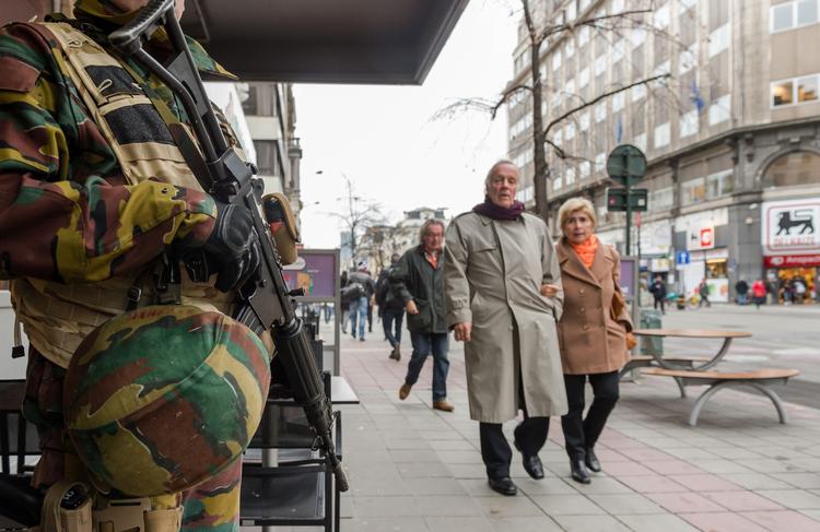 Sikkerhed. Bevæbnede belgiske soldater patruljerer i dag i gaderne i de større byer, efter at landet er gået endnu et niveau op i beredskab. 