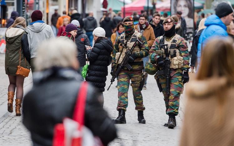 Terror. Bevæbnet militær bevogter i dag det centrale Bruxelles, hvor terrorberedskabet i dag er på det højst mulige niveau. 