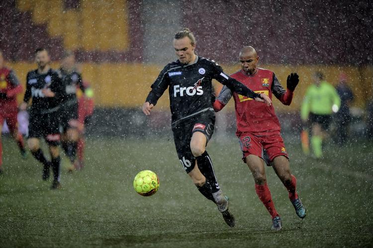 snekamp. Pierre Kanstrup kommer først på bolden i kamp med FC Nordsjællands Joshua John. 