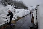 NØDLEJR. Beredskabsstyrelsen havde akkurat fået brændt det sidste tagpap fast på gangstierne mellem teltene, da en gruppe asylansøgere sent lørdag eftermiddag flyttede ind. 
