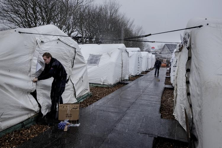 NØDLEJR. Beredskabsstyrelsen havde akkurat fået brændt det sidste tagpap fast på gangstierne mellem teltene, da en gruppe asylansøgere sent lørdag eftermiddag flyttede ind. 