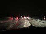 Vejr. Sneen faldt i aftes og nat tungt  flere steder på Sjælland. Her er det Helsingør-motorvejen, hvor flere biler i løbet af natten kørte fast. 