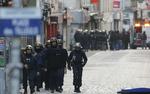 Specialstyrker. Politi massivt tilstede under aktion i den parisiske forstad Saint-Denis. Aktionen på Rue du Corbillon startede 04.30 og sluttede omkring klokken 11.30. 