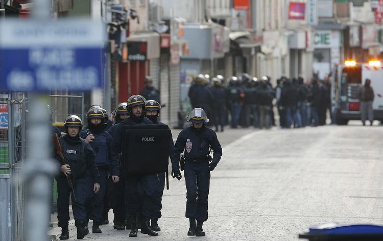 Specialstyrker. Politi massivt tilstede under aktion i den parisiske forstad Saint-Denis. Aktionen på Rue du Corbillon startede 04.30 og sluttede omkring klokken 11.30. 