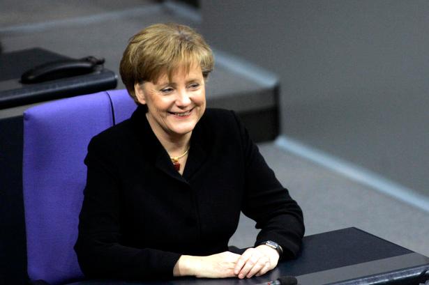 2005. En kneben valgsejr, ugelange forhandlinger og så sad Tysklands første kvindelige og hidtil yngste kansler og smilede i den helt rigtige stol. 