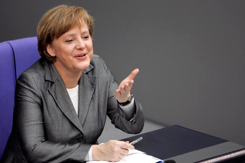 2006. I sin første periode som kansler arbejdede Angela Merkel bl. a. for at forbedre forholdet til det USA, hun holder meget af. Det lykkedes. 