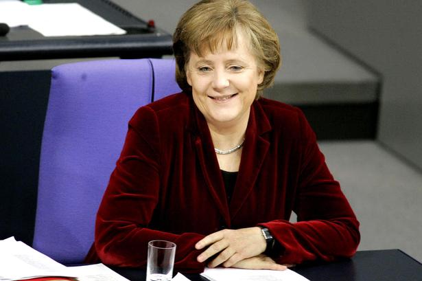 2007. Merkel er født i 1954 i Hamborg og opvokset i det tidligere DDR. Hun har en doktorgrad i kemi og er gift med videnskabsmanden Joachim Sauer. 