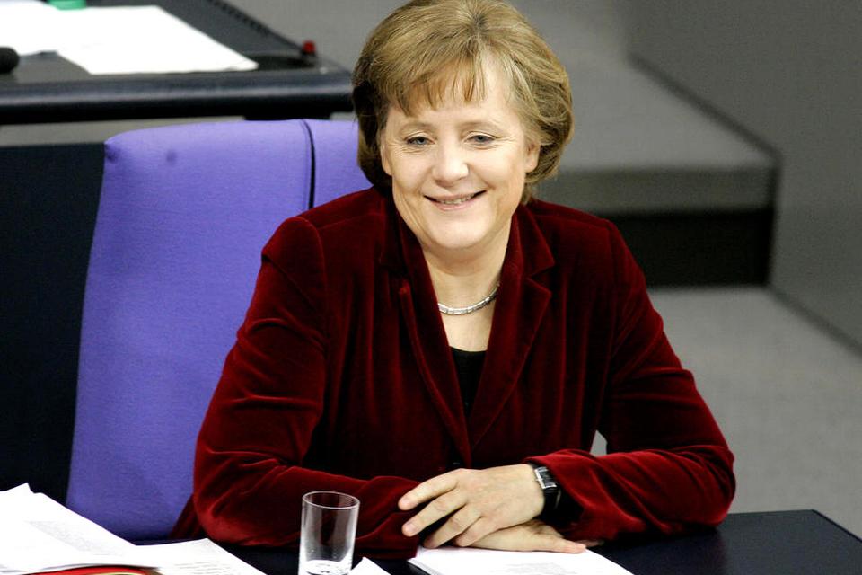 2007. Merkel er født i 1954 i Hamborg og opvokset i det tidligere DDR. Hun har en doktorgrad i kemi og er gift med videnskabsmanden Joachim Sauer. 