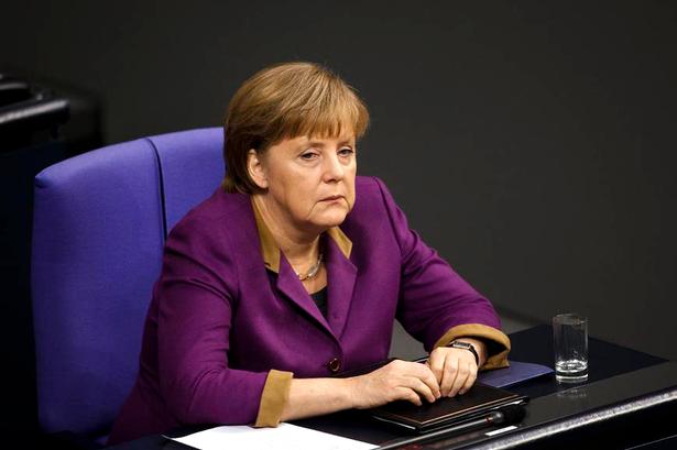 2012. Arbejde frem for alt. Merkel kan godt lide at feste og et godt glas vin, men når man har et så hårdt program som hende, er et glas vand bedst. 