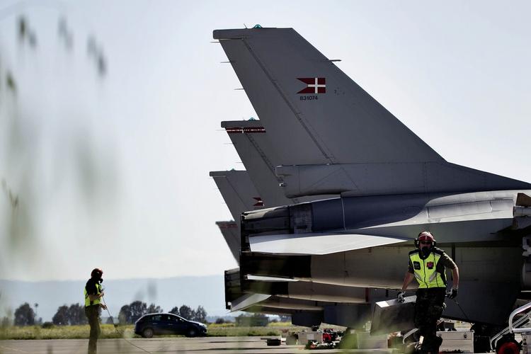 Militær. De aldrende F16 fly er for øjeblikket på værkste, og politikerne overvejer nu, hvilke muligheder Danmark har, for at hjælpe Frankrig og USA i kampen mod IS. Om det bliver udsending af danske jægersoldater eller en helt anden løsning er ikke på plads endnu. 