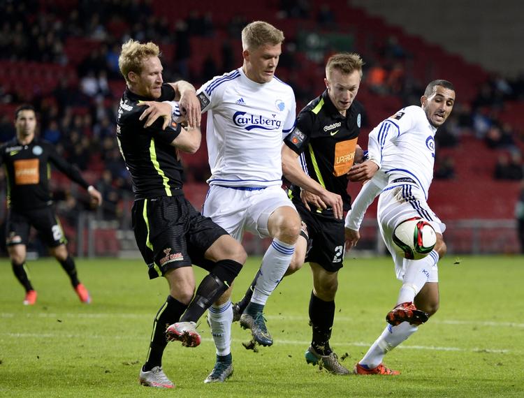 0-0. Andreas Cornelius (i midten) havde en stor hovedstødsmulighed i tillægstiden, men headede langt over mål. 