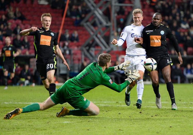 SJÆLDENT. Det var ikke mange gange i kampen mod FC København i Parken, atViborg-målmand Peter Friis var alvorligt under pres – her har han da også styr på situationen, inden Andreas Cornelius kommer til. 