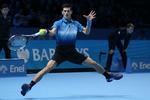 Flyvende.  Novak Djokovic var suveræn  i finalen i London og efterlod Roger Federer chanceløs. 