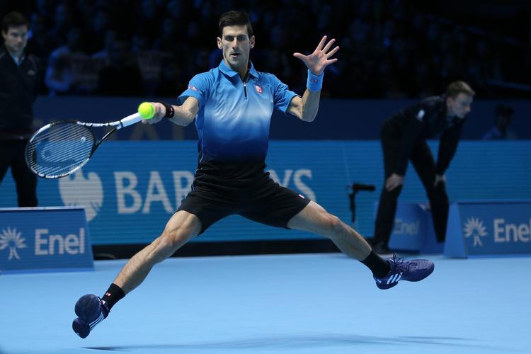 Flyvende.  Novak Djokovic var suveræn  i finalen i London og efterlod Roger Federer chanceløs. 