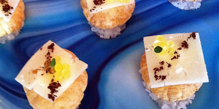 Tapas. Michelin-restauranten Tickets i Barcelona sætter helt nye standarder for nationalspisen tapas. 